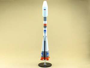 МОДЕЛЬ РАКЕТА-НОСИТЕЛЬ СОЮЗ ГРУЗОВОЙ (М1:72)